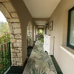 Panoramic Lake View Apartments With Pool & Breakfast Apartmán